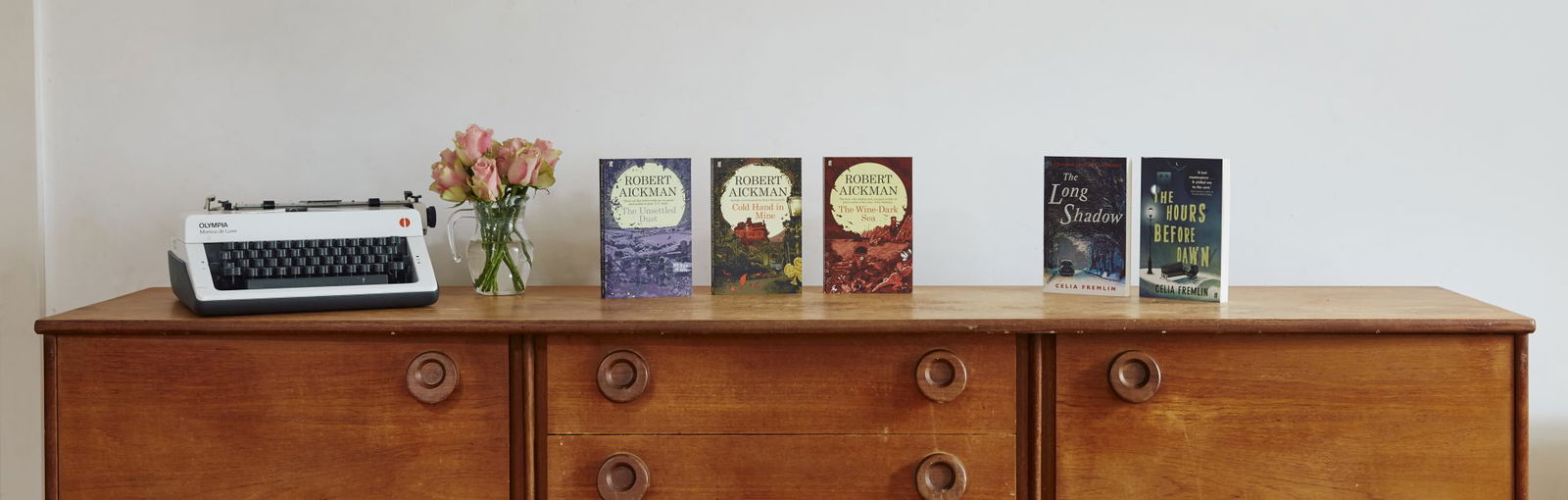 https://static.faber.co.uk/wp-content/uploads/2021/09/Fiction-horror_credit-Lesley-Lau-1920x613.jpg